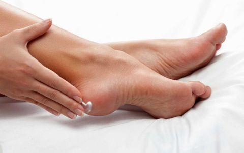 XƯỚC GÓT KHI MANG GIÀY ĐÁ BÓNG VÀ CÁCH CHỮA TRỊ CỰC ĐƠN GIẢN