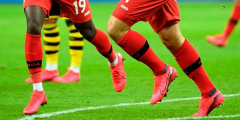 TẠI SAO CÁC CẦU THỦ ĐÁ BÓNG PHẢI MANG TẤT DÀI?