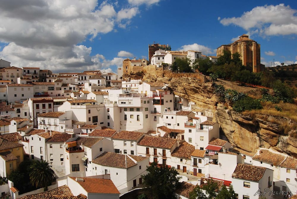 Những ngôi nhà không mái dưới khối đá lớn ở Tây Ban Nha ảnh 1