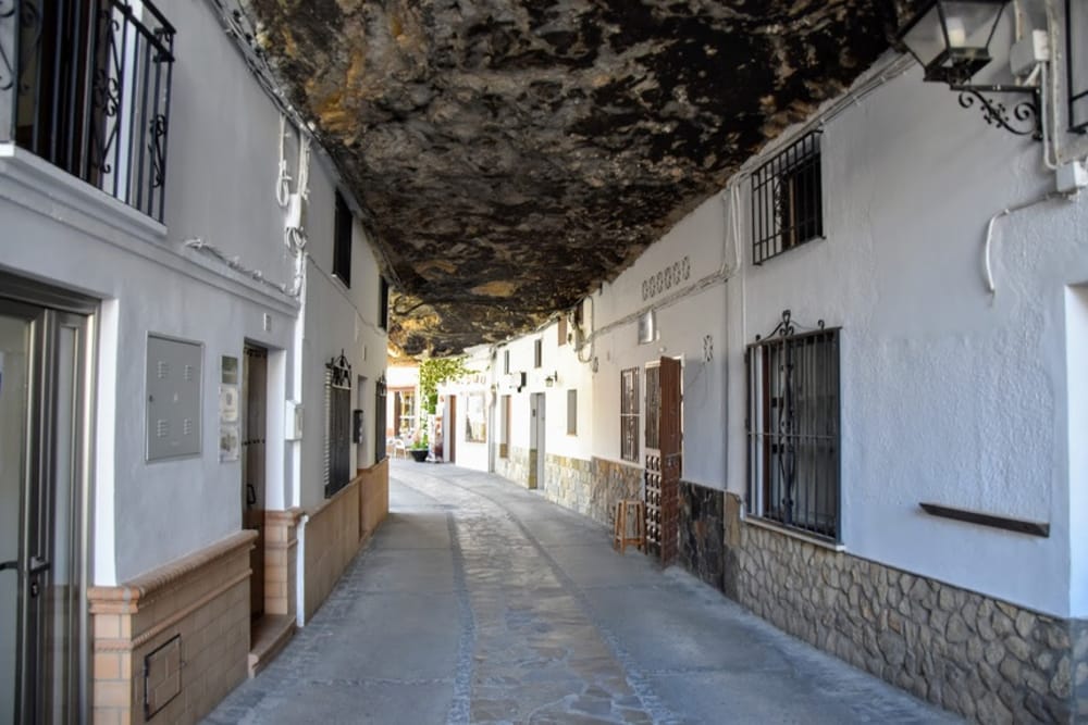 Những ngôi nhà không mái dưới khối đá lớn ở Tây Ban Nha ảnh 5