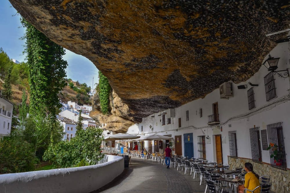 Những ngôi nhà không mái dưới khối đá lớn ở Tây Ban Nha ảnh 7