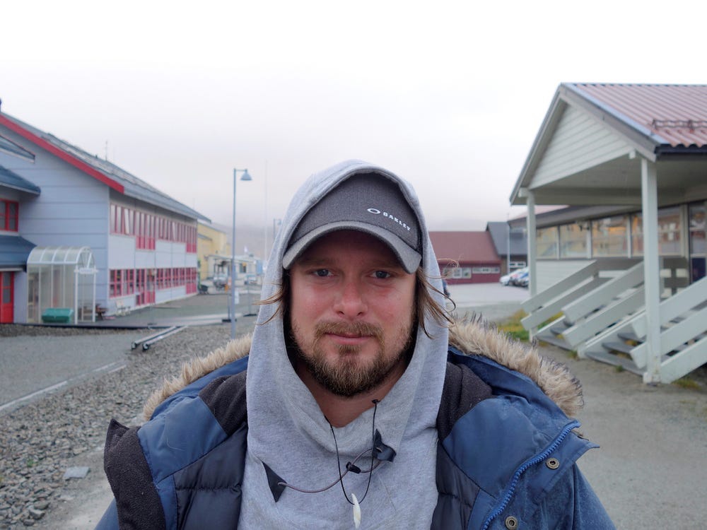 thi tran Longyearbyen noi chim trong man den 4 thang moi nam anh 17