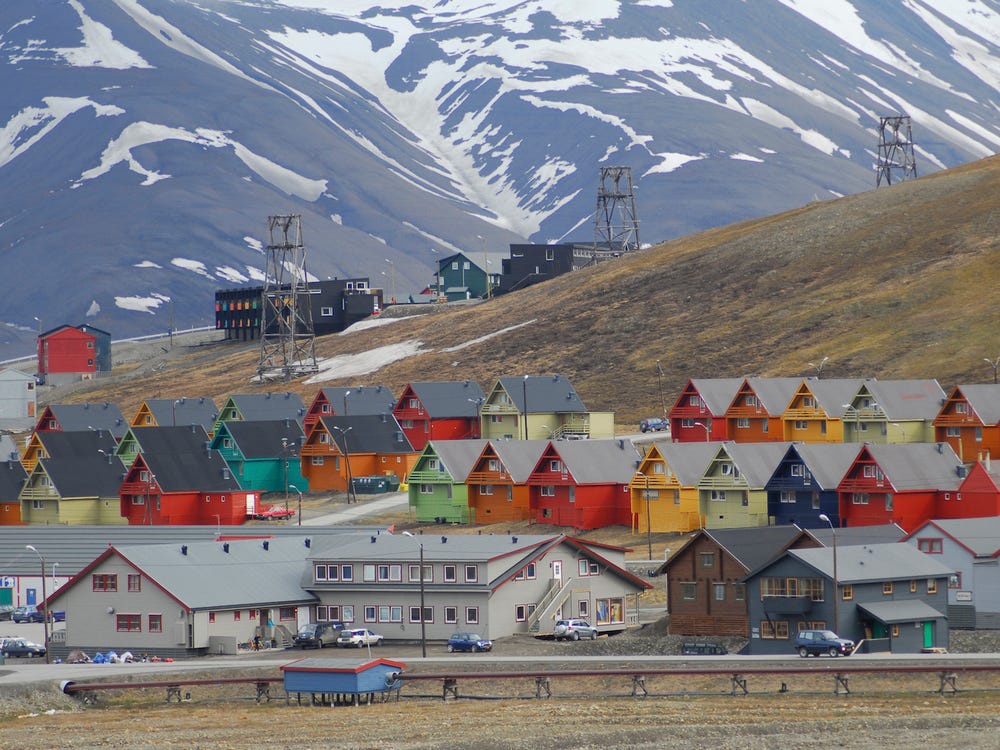 thi tran Longyearbyen noi chim trong man den 4 thang moi nam anh 1