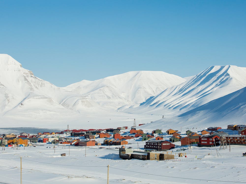 thi tran Longyearbyen noi chim trong man den 4 thang moi nam anh 2