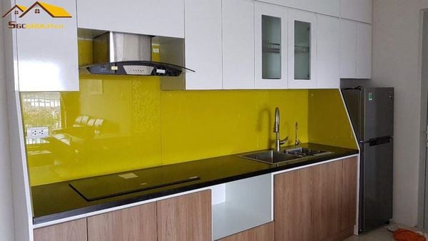 Màu kính ốp bếp giúp tô điểm cho không gian bếp của bạn trở nên sang trọng và đặc biệt hơn. Hãy xem bức ảnh để có thể cập nhật những mẫu kính ốp bếp mới nhất.