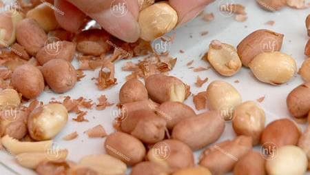 Vỏ lụa đậu phộng có ăn được không ?