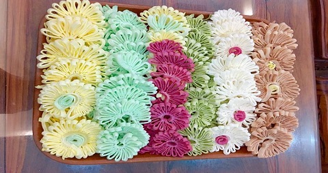 Mứt dừa hoa cúc từ màu thiên nhiên tạo hình mới lạ