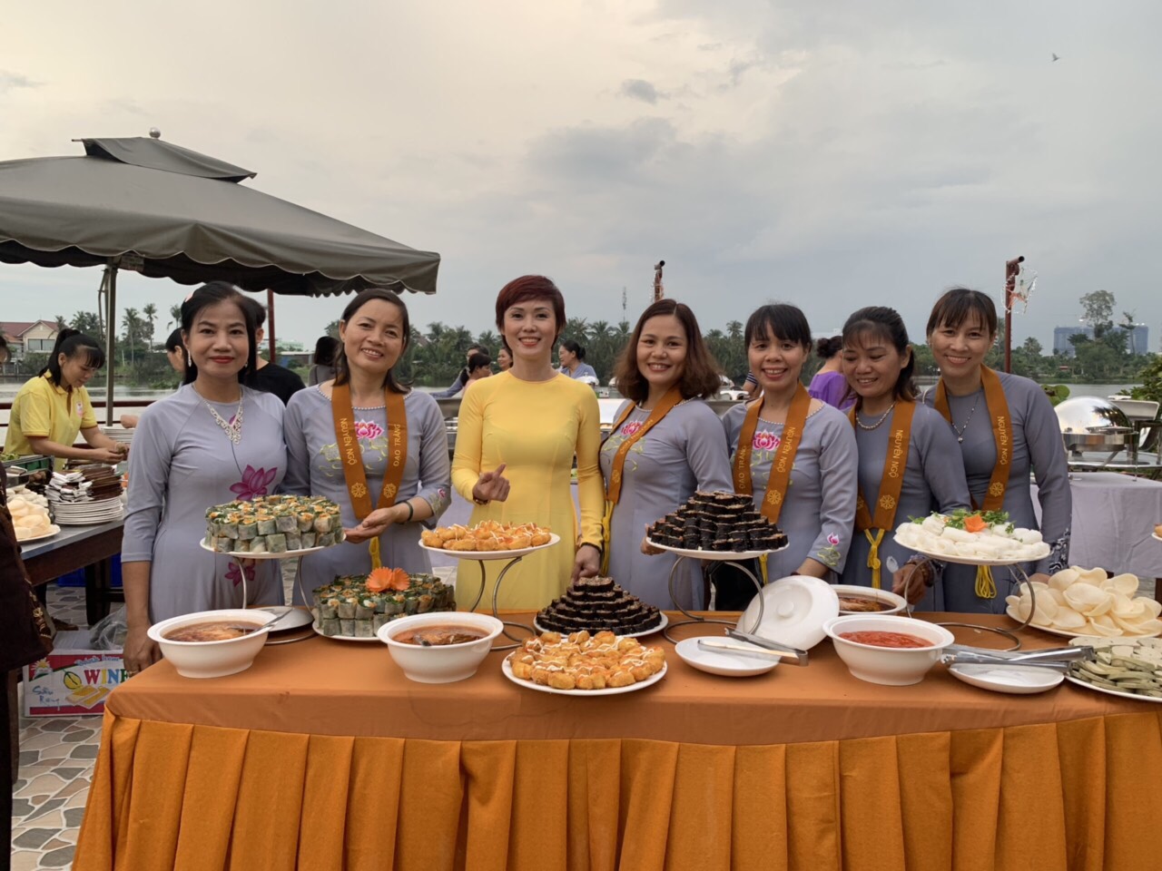 Chùa Nguyên Ngộ tổ chức tiệc buffet chay gây quỹ từ thiện.
