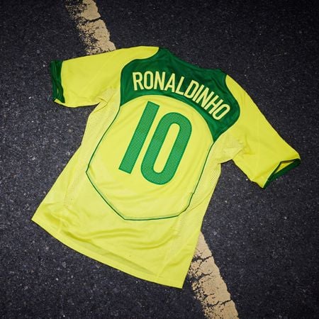 Chiếc áo Brazil 2004 T90 chính thức trở lại – và vẫn 