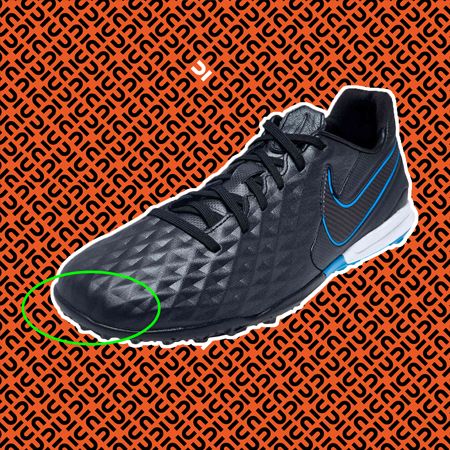 Nike Tiempo Legend và lỗi hở keo ở mũi giày.