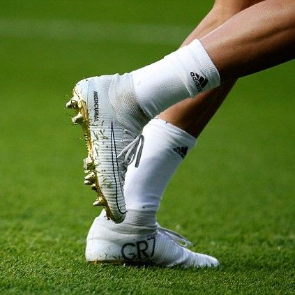 Những lợi ích của việc mang giày khi đá bóng