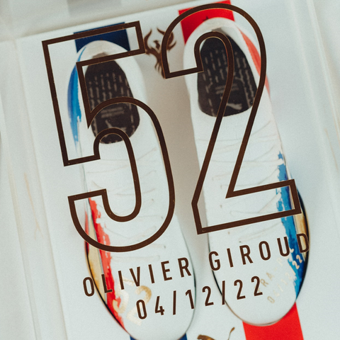 Olivier Giroud cùng phiên bản giày kỷ niệm thành tích ghi bàn hàng đầu cho ĐT Pháp