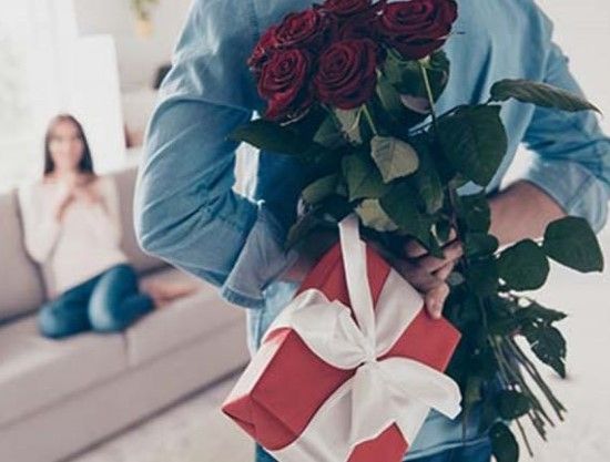 Quà 8/3 tặng vợ: Cuộc chạy đua cùng thời gian của các ông chồng