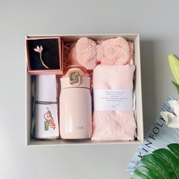 Quà tặng 8/3 cho nhân viên nữ: Sự trân trọng qua set quà thiết thực