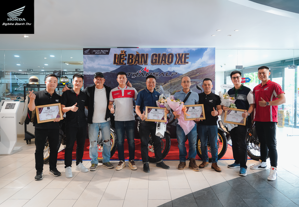 LỄ BÀN GIAO HONDA TRANSALP ĐẦU TIÊN TẠI MIỀN BẮC