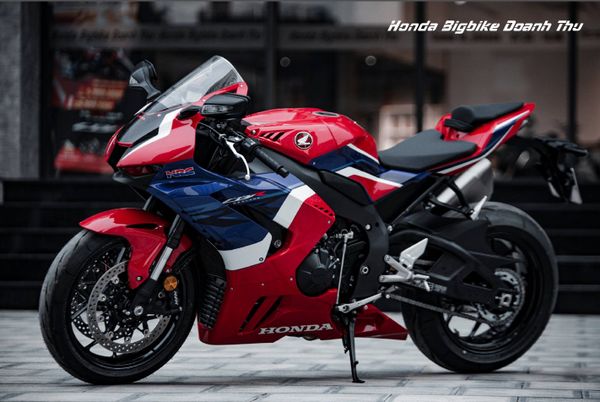 CBR1000RR-R SỨC MẠNH ĐẾN TỪ ĐƯỜNG ĐUA