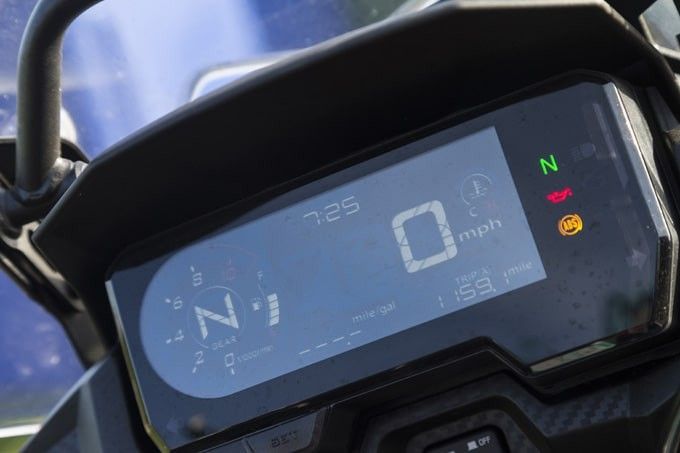 Honda CB500X Màn hình LCD giúp người lái dễ dàng nhìn rõ-min