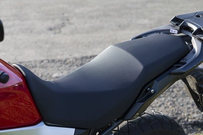 Honda CB500X Yên xe có lớp đệm dày tạo cảm giác thoải mái-min