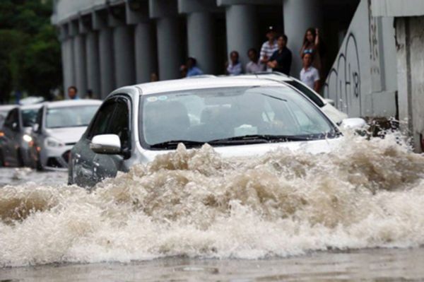 Lái xe an toàn qua đường bị ngập nước