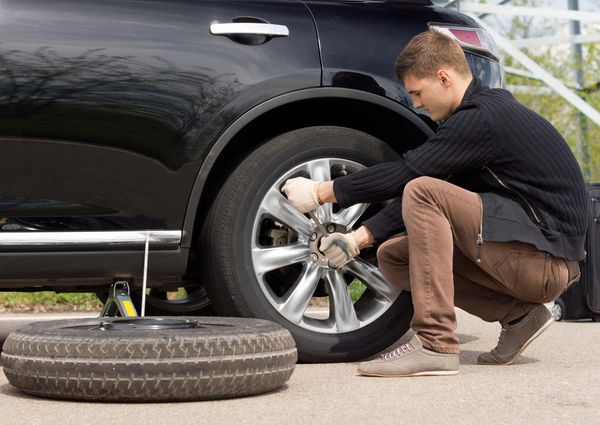 Thay lốp xe ô tô khi bị mòn để lái xe an toàn