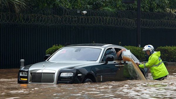 Lái xe an toàn qua đường bị ngập nước