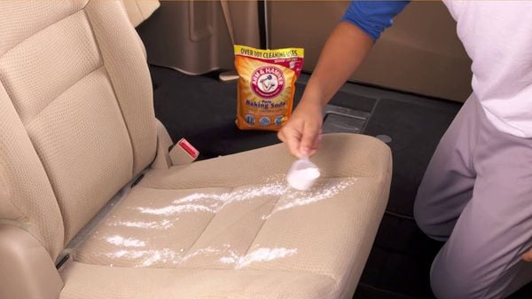 khử mùi cá trên xe ô tô bằng baking soda