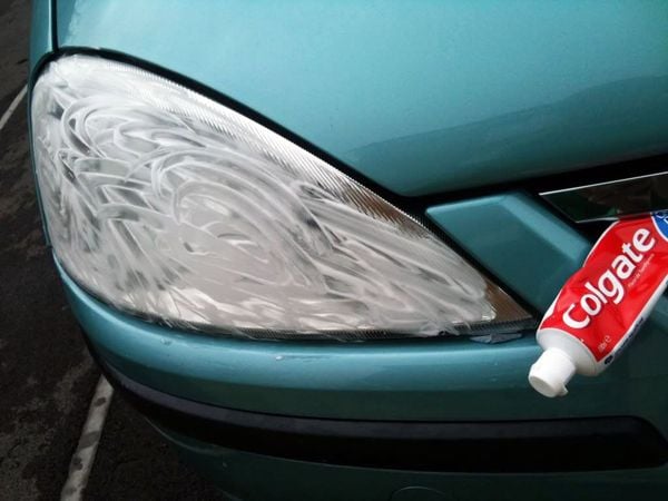 cách làm sạch đèn pha xe ô tô xe hơi tphcm, hn bằng kem đánh răng