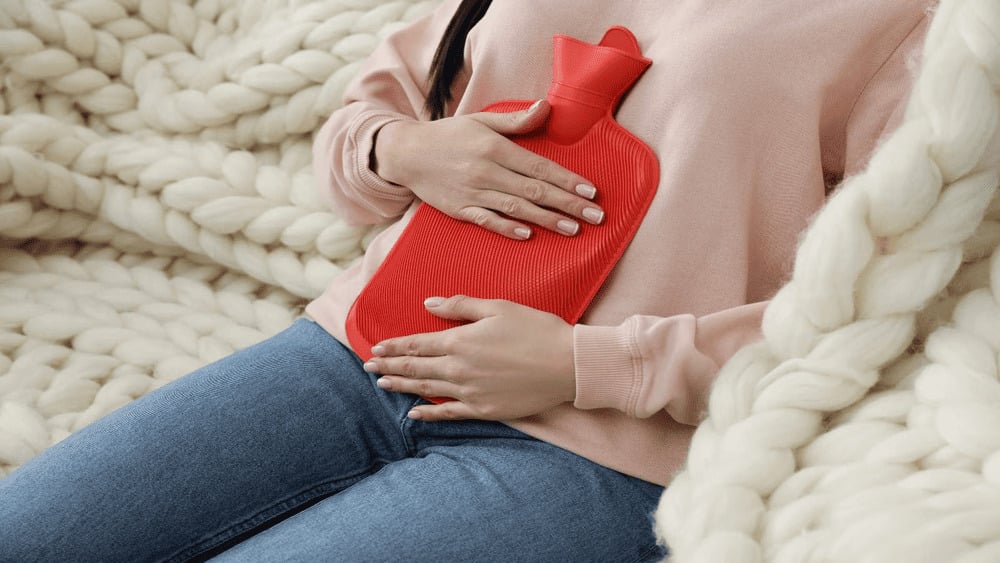 Chườm ấm giúp xoa dịu cơn đau