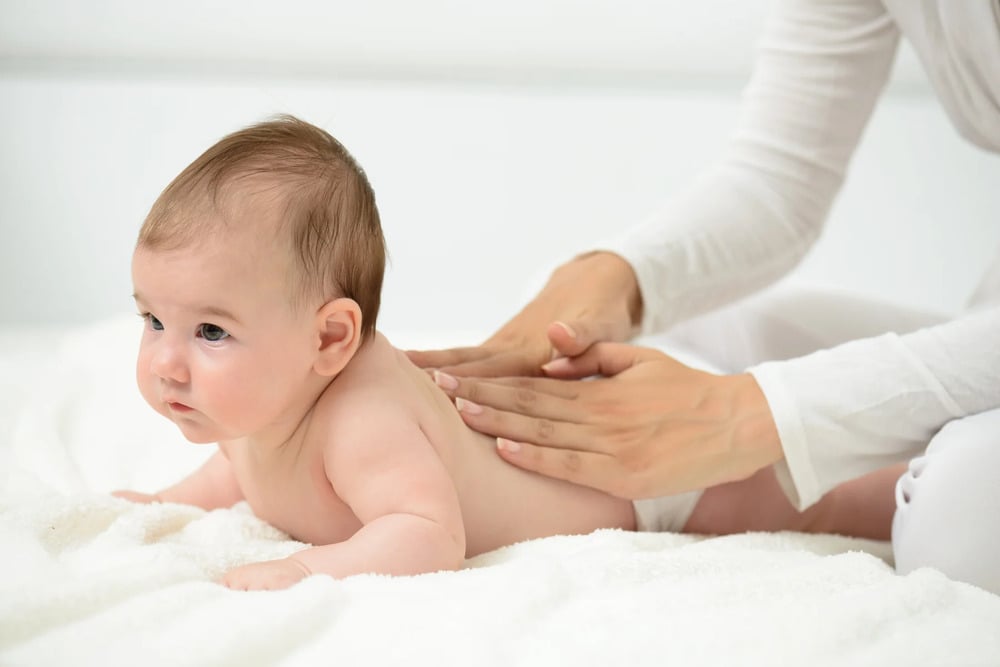 Massage cho bé bằng tinh dầu