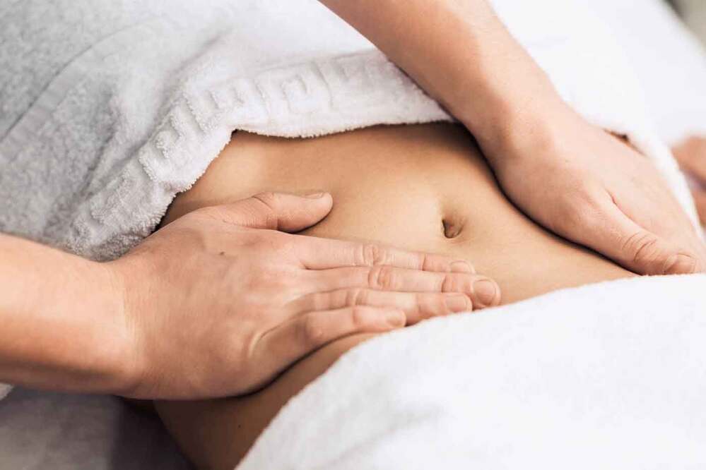 Massage bụng dưới giúp tử cung thư giãn