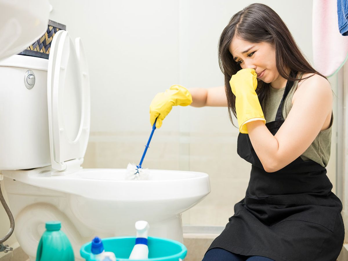 Tổng hợp 6 cách xử lý bồn cầu không xuống nước nhanh chóng