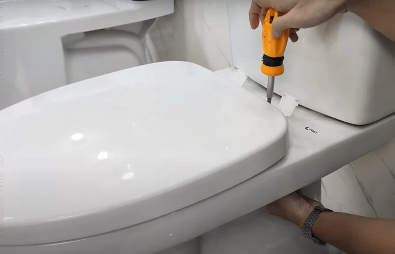 Hướng dẫn cách thay nắp bồn cầu đơn giản cùng Grandhome Shop