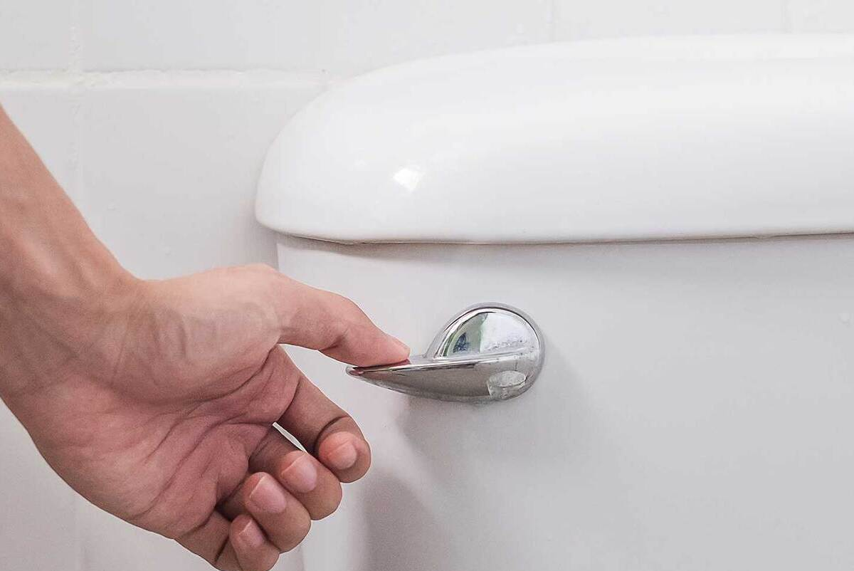 Cách sửa chữa cần gạt nước bồn cầu bị hư không cần thay mới