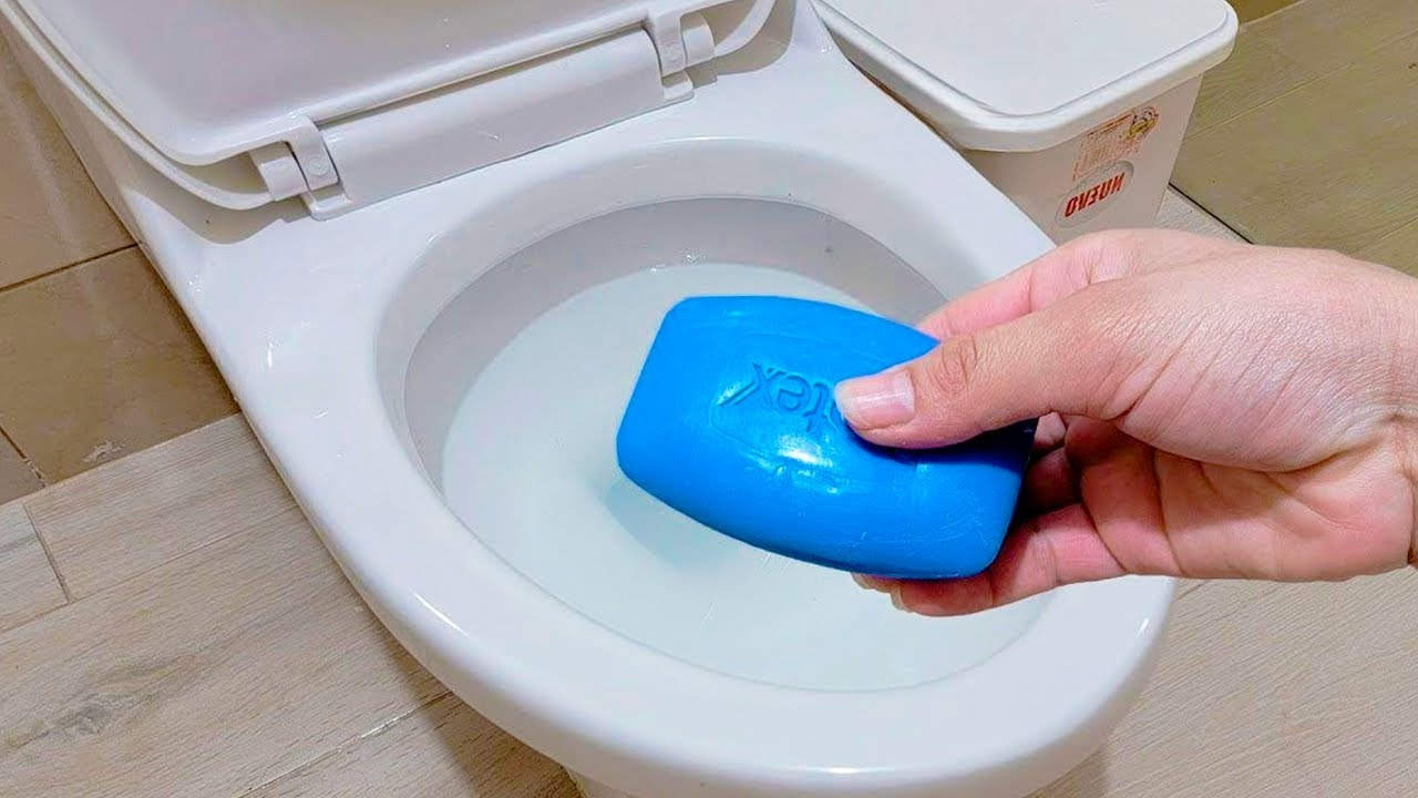 Liệu có nên đổ nước xà phòng vào bồn cầu?