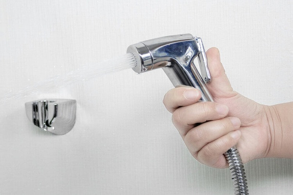 Cách ngắt nước vòi xịt bồn cầu - Grandhome Shop