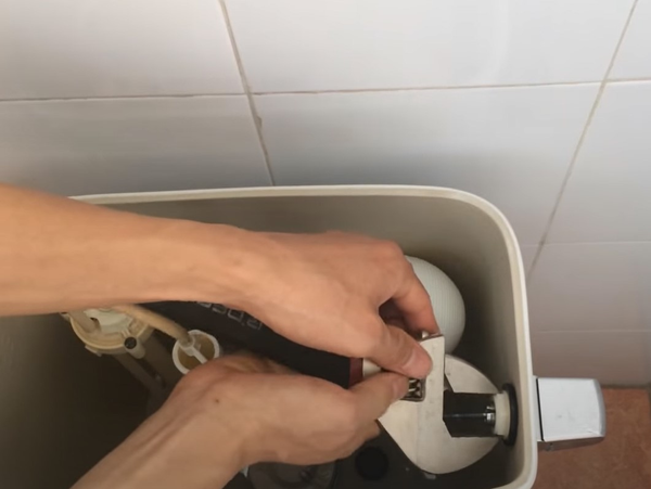 Cần gạt nước bồn cầu bị hư - Grandhome Shop