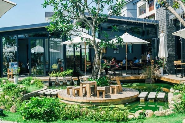 Thiết kế quán cafe sân vườn:
Không gian xanh mát, khoáng đạt cùng phong cách thiết kế độc đáo, quán cafe sân vườn này sẽ là một lựa chọn tuyệt vời để bạn thư giãn và tận hưởng những giây phút vui vẻ bên người thân yêu.
