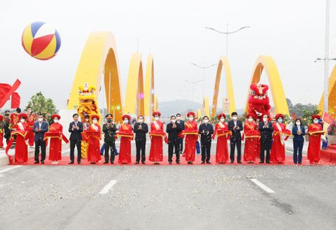 Thủ tướng Chính phủ Phạm Minh Chính cắt băng khánh thành Cầu Tình Yêu và Đường bao biển nối TP Hạ Long - TP Cẩm Phả