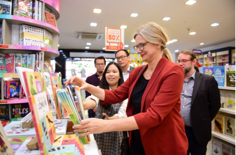 Đại sứ Thụy Điển thăm nhà sách