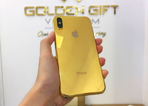 Mạ vàng điện thoại iPhone Xs kèm điêu khắc chữ ký: Lạ mà sang