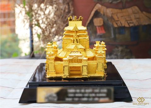 Độc đáo quà tặng vinh danh game thủ: Mô hình tháp canh Thủ Thành Origin mạ vàng