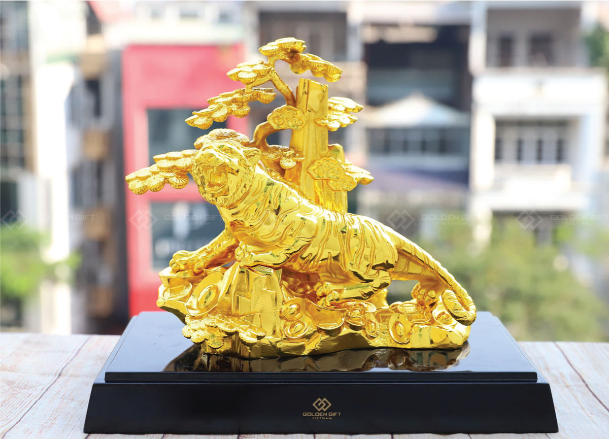 Tượng Hổ Uy Trấn Sơn Hà do Golden Gift chế tác được mạ vàng