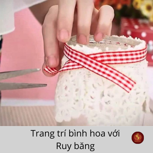 trang trí bìnhđựng hoa bằng ruy băng