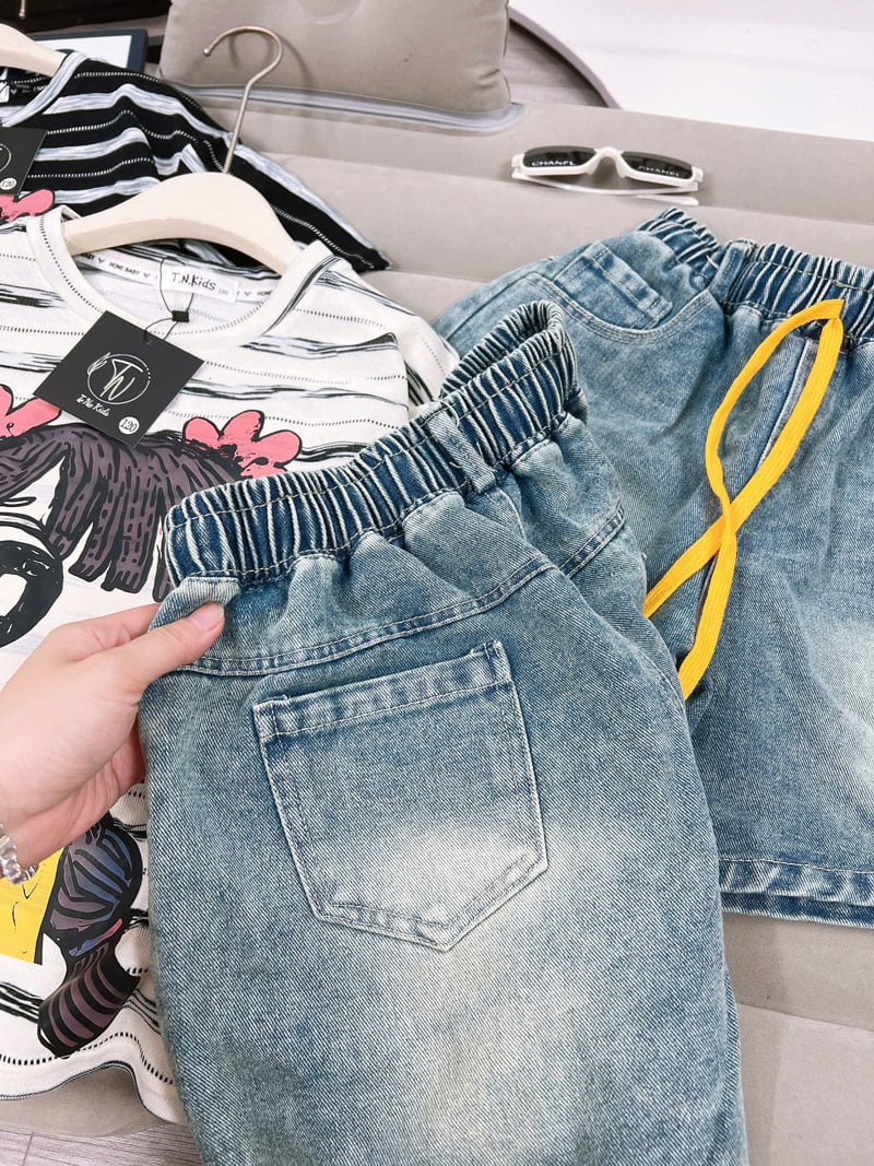 Bộ short jean bé gái sọc hình cô gái