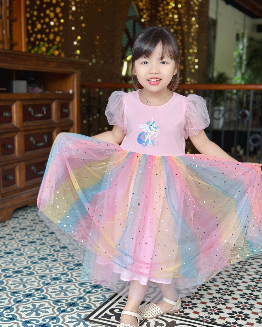 VẼ ĐẦM CÔNG CHÚA CẦU VỒNG BẰNG CÁT MÀU - Painting dresses for princess with  colors sand (Chim Xinh) - YouTube
