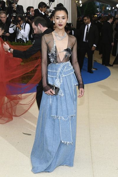 liu-wen mặc trang phục của off-white tại met-gala