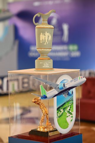 Bộ cup và quà tặng mạ vàng của giải Bamboo Airways Golf Tournament 2019
