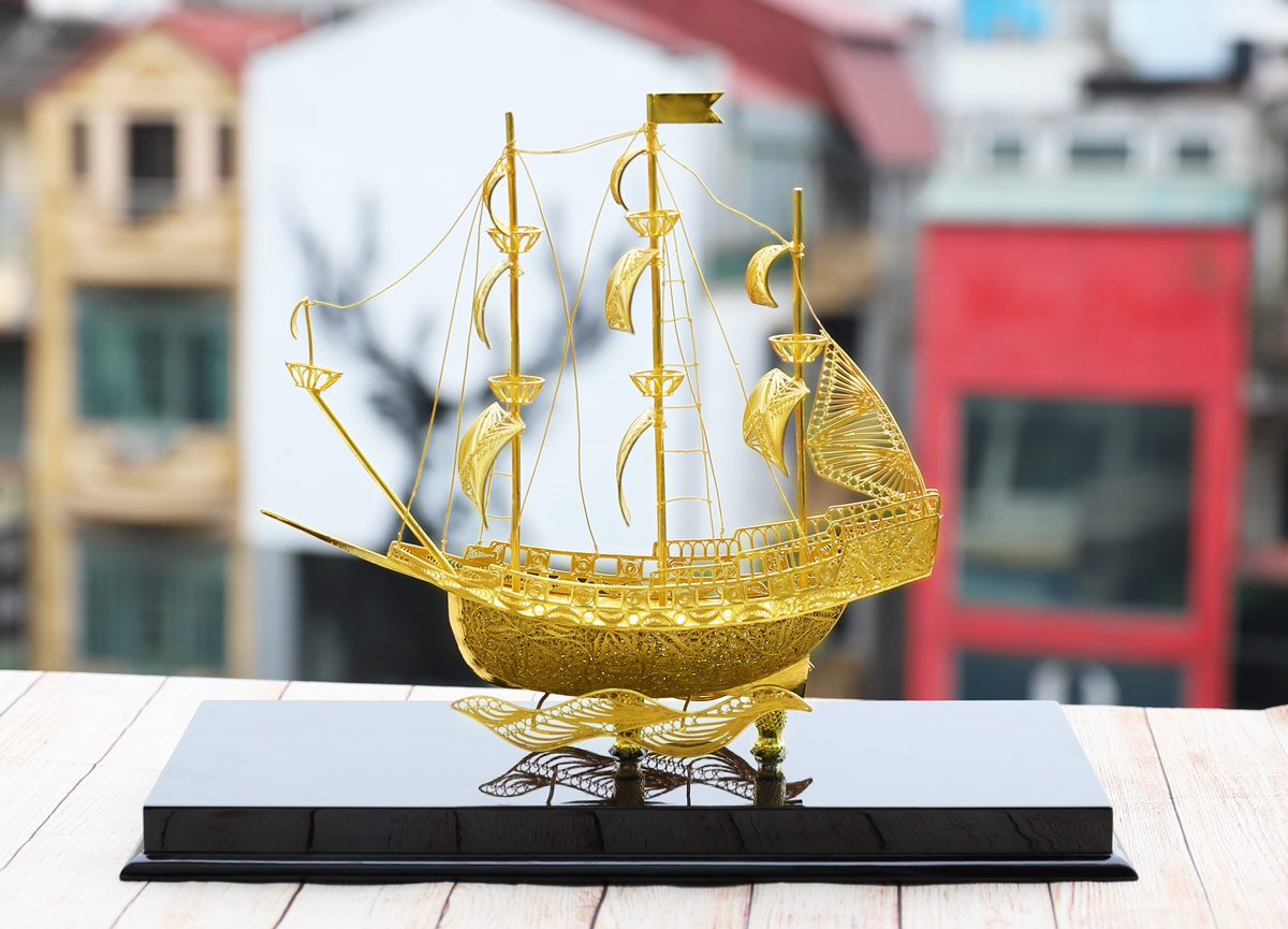 Mô hình thuyền mạ vàng 24k, mô hình thuyền buồm phong thuỷ dát vàng