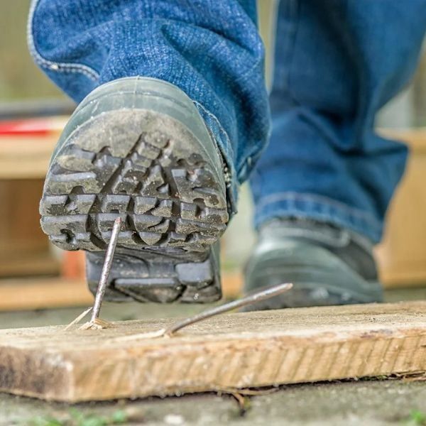 Giày bảo hộ đế thép giúp chân tránh được các nguy cơ đâm xuyên bởi đinh nhọn