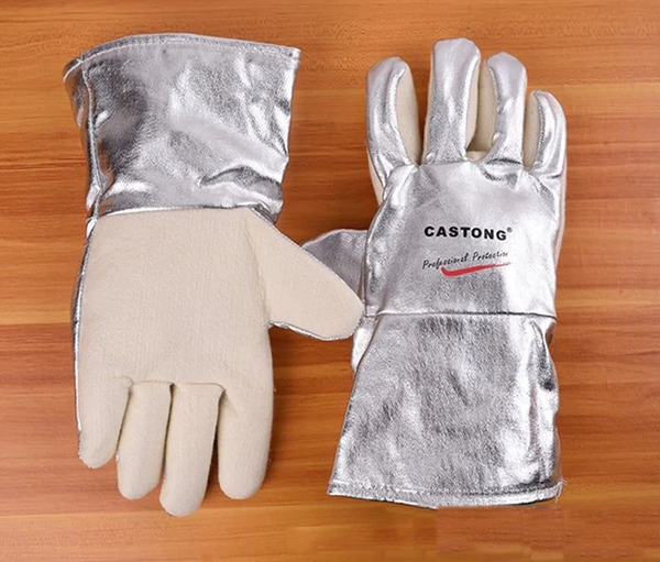 Găng Tay Chống Cháy Và Găng Tay Chịu Nhiệt Có Gì Khác Nhau, Nên Sử Dụng Loại Nào?